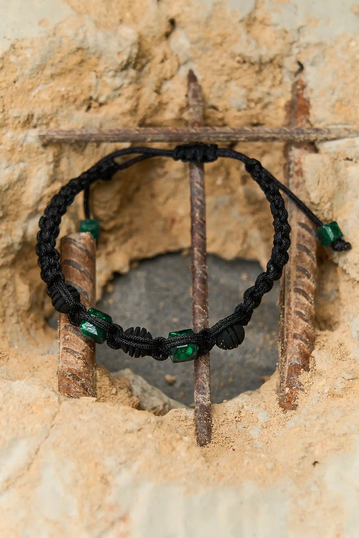 Brazalete de esmeraldas cuadradas y esferas de neopreno sobre superficie natural, estilo moderno de Origen and Co.