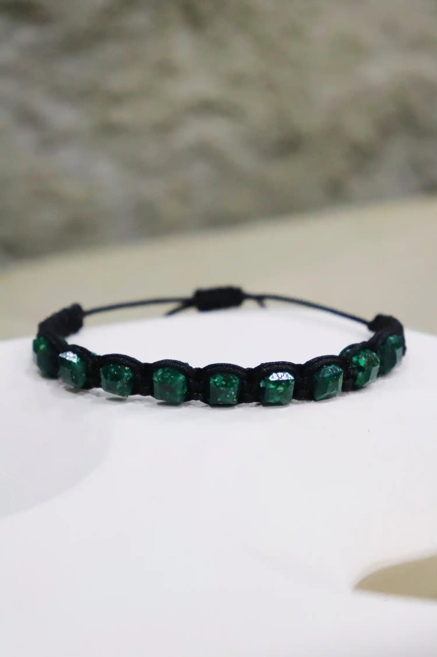 Brazalete con 9 esmeraldas cuadradas naturales autenticas encapsuladas que reflejan el hermoso verde de las esmeraldas colombianas, estilo sofisticado