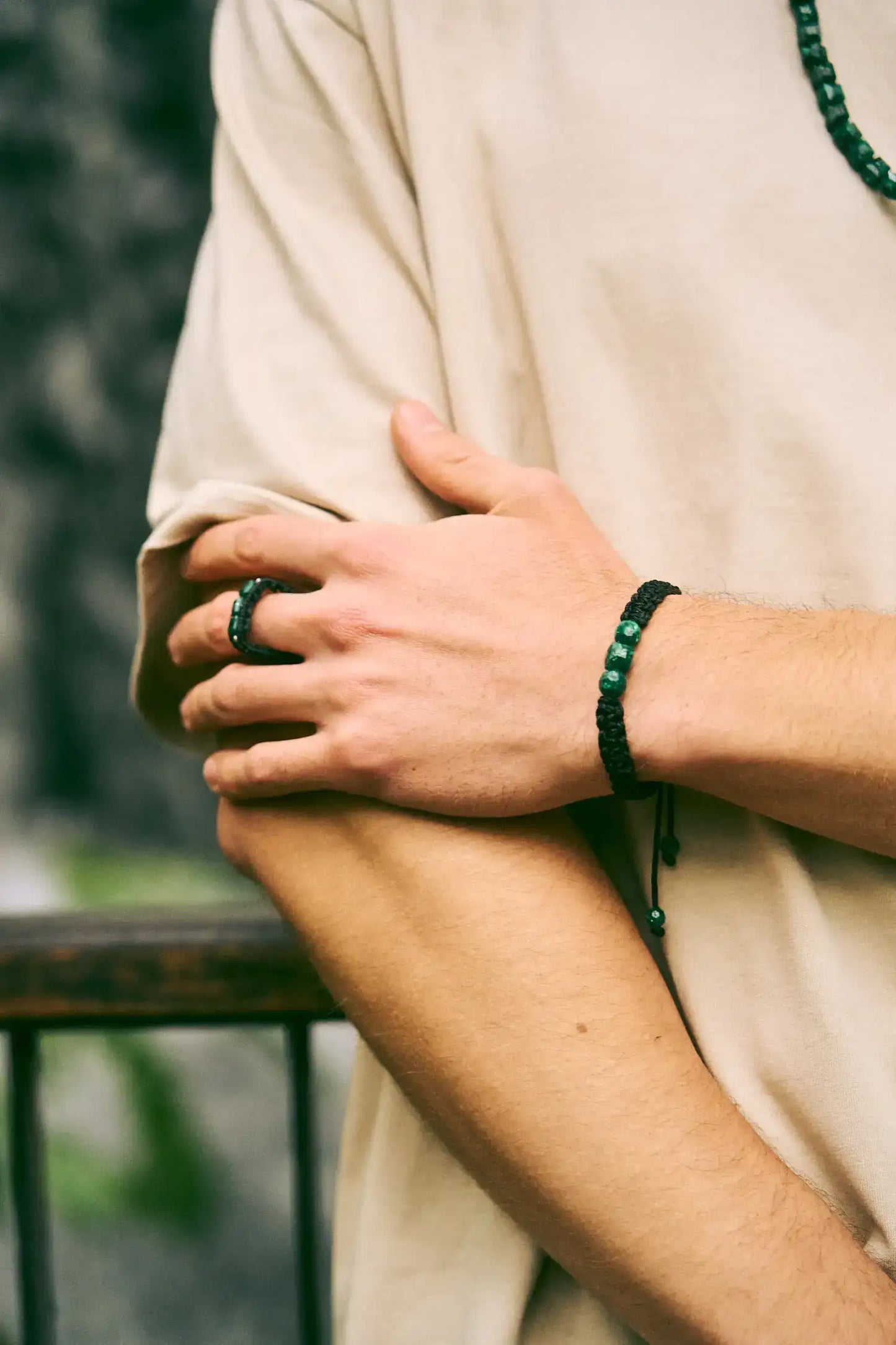 Cora: Brazalete con 3 esmeraldas naturales encapsuladas