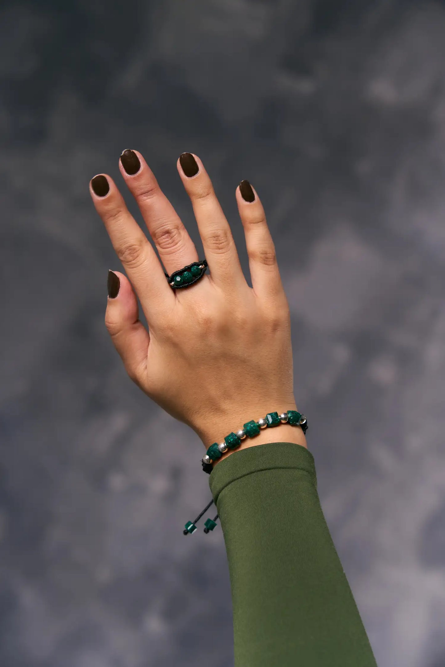 Bee: Para ellas, anillos con 3 esmeraldas encapsuladas redondas