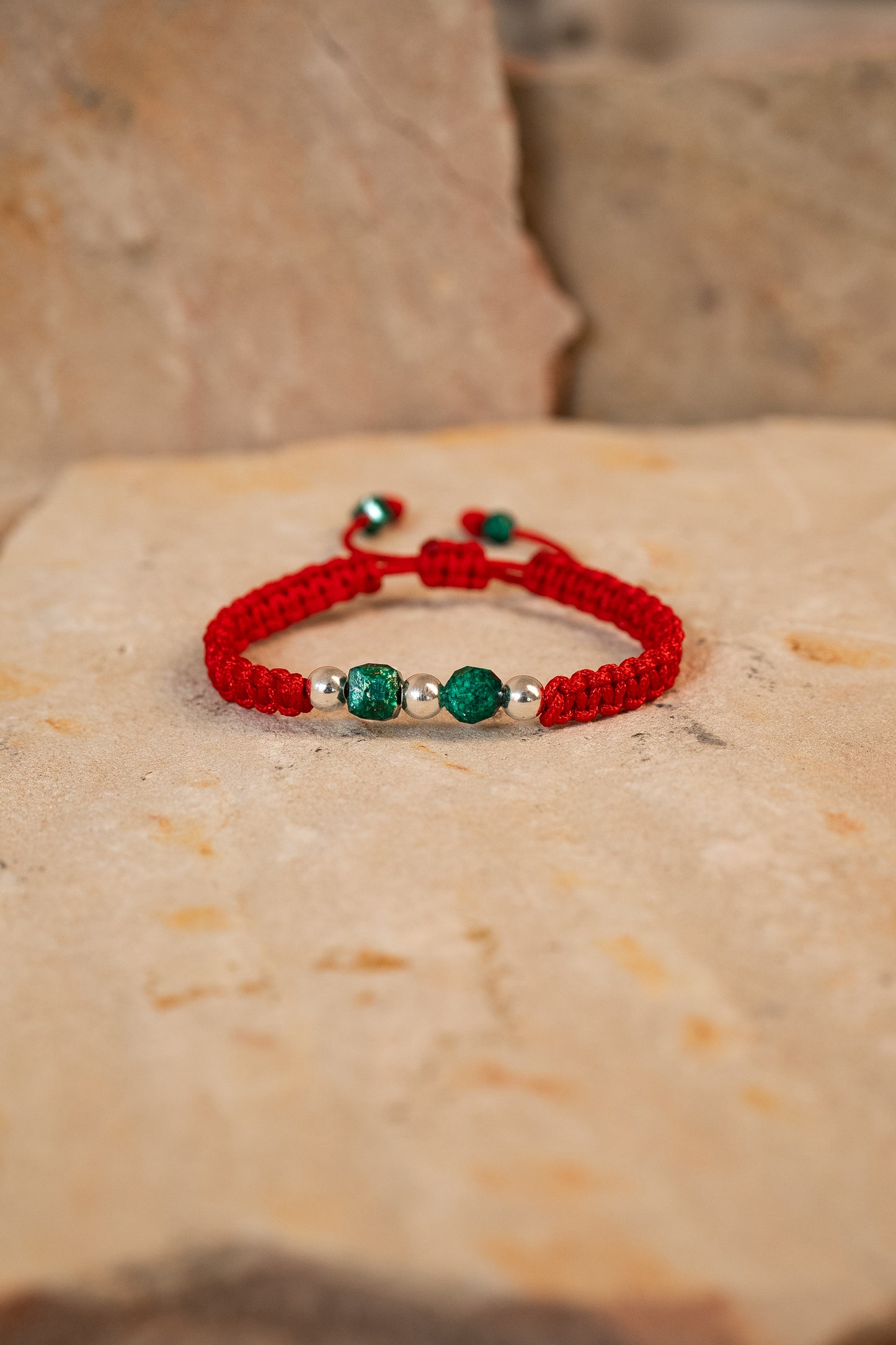 Pack dúo: 2 brazaletes con 2 esmeraldas naturales encapsuladas y 3 esferas de plata