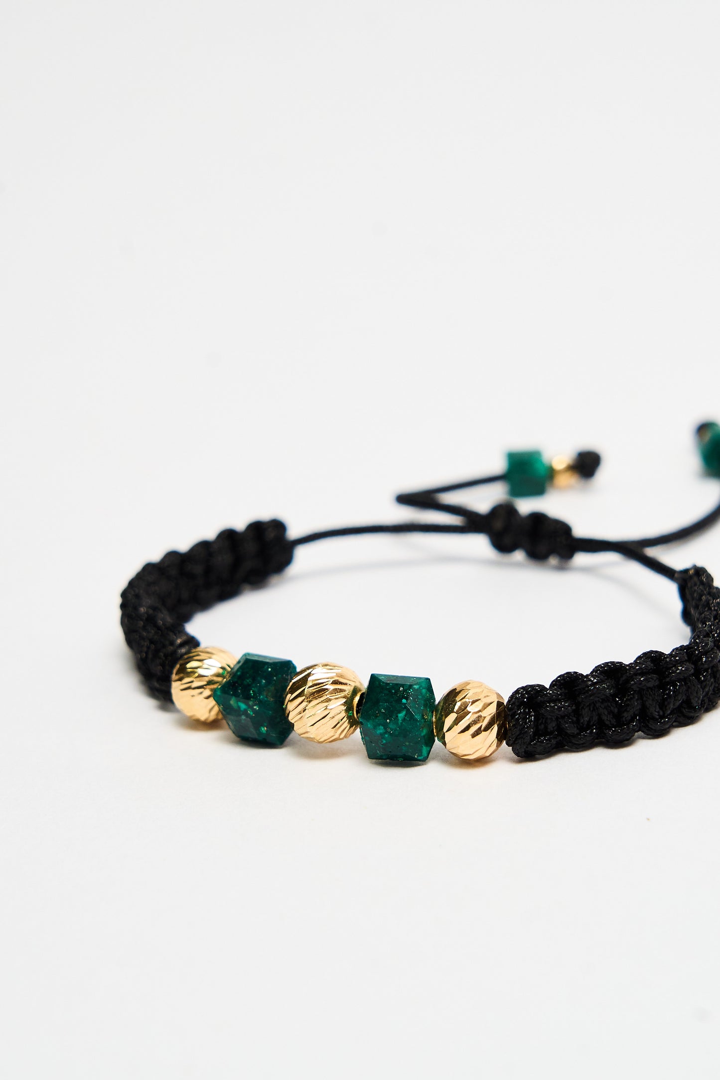 Divina esencia: 2 Esmeraldas Encapsuladas 3 Esferas de Oro Diamantadas