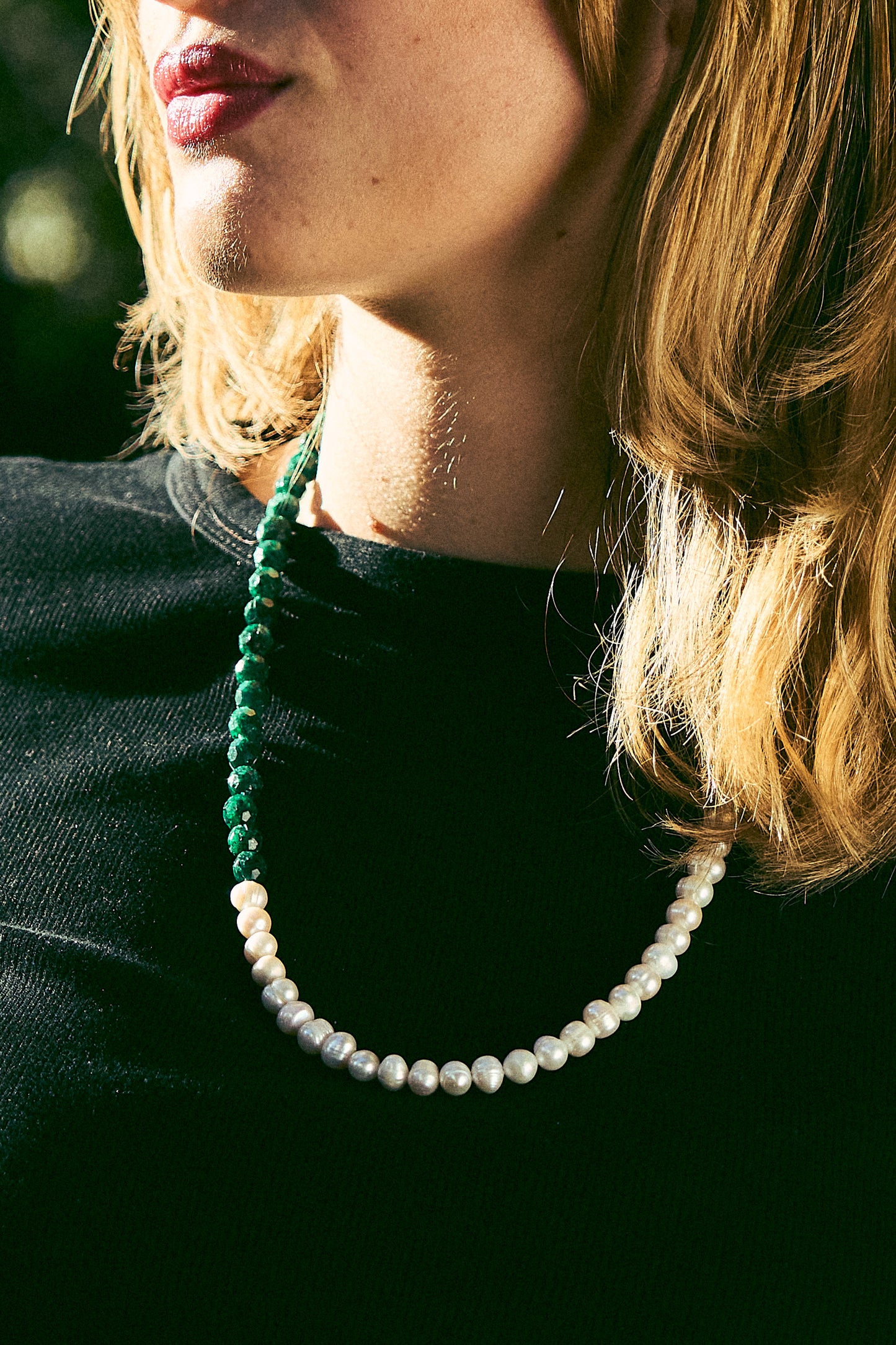 Collar con esmeraldas naturales encapsuladas y perlas naturales.