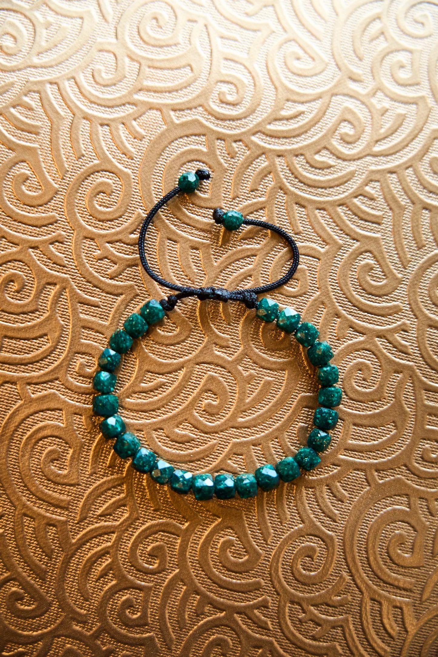 25 esmeraldas naturales encapsuladas y 2 terminales