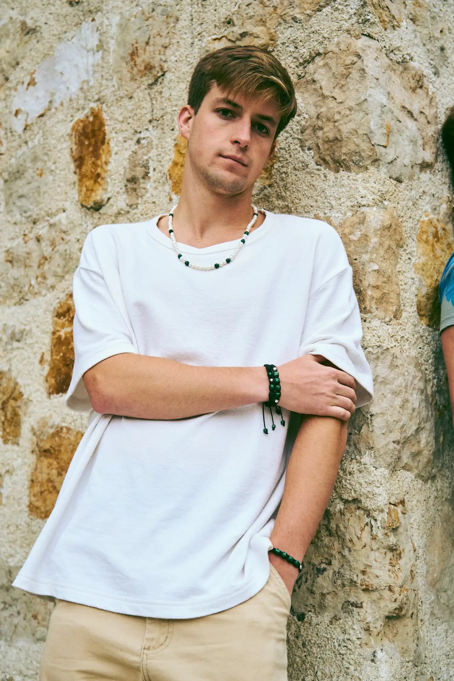 Brazalete con 2 esmeraldas cuadras naturales encapsuladas y 1 esfera de plata 950