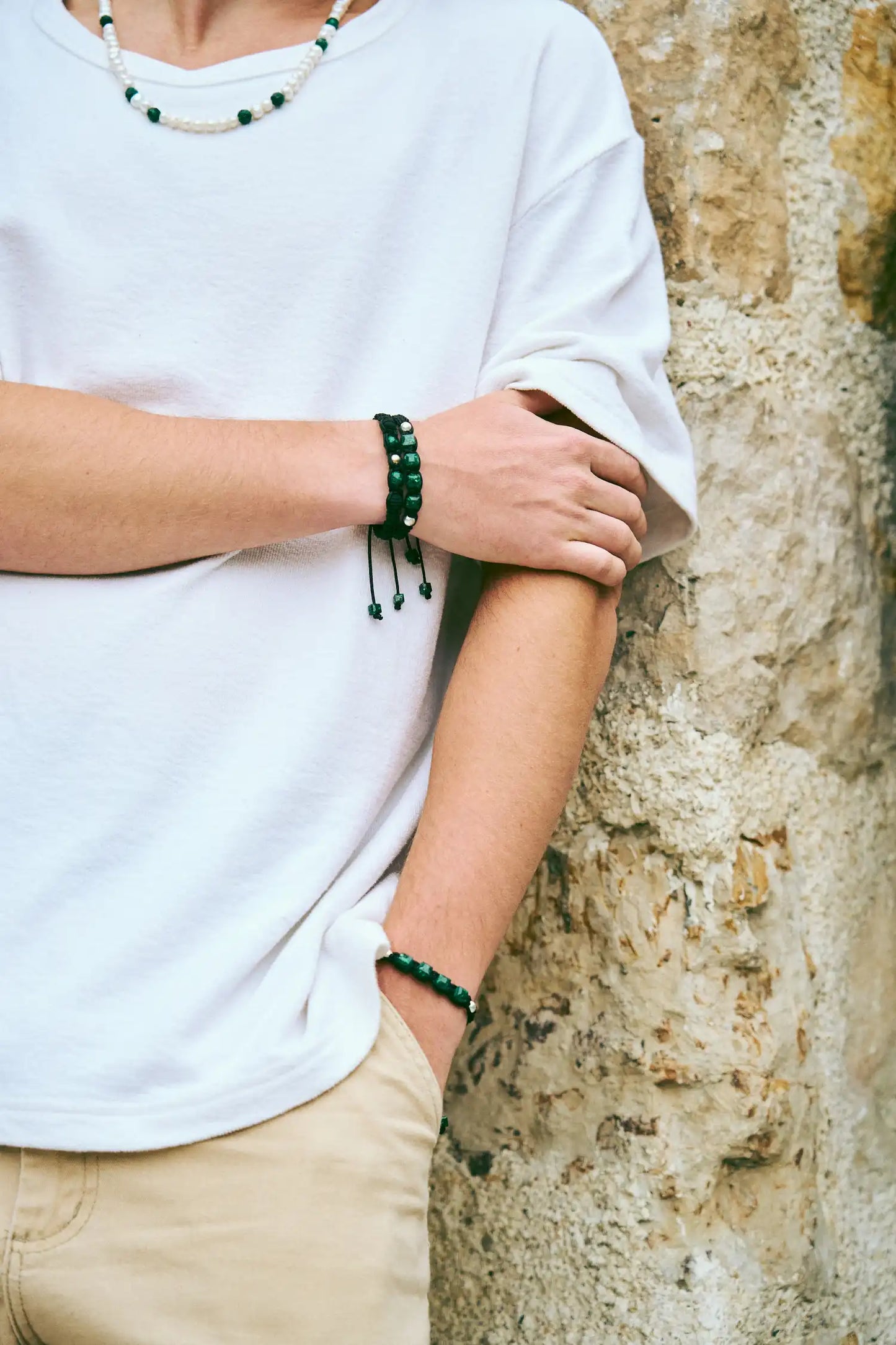 Void: Brazalete con 2 esmeraldas naturales encapsuladas, 2 esferas de neopreno y 1 esfera de plata