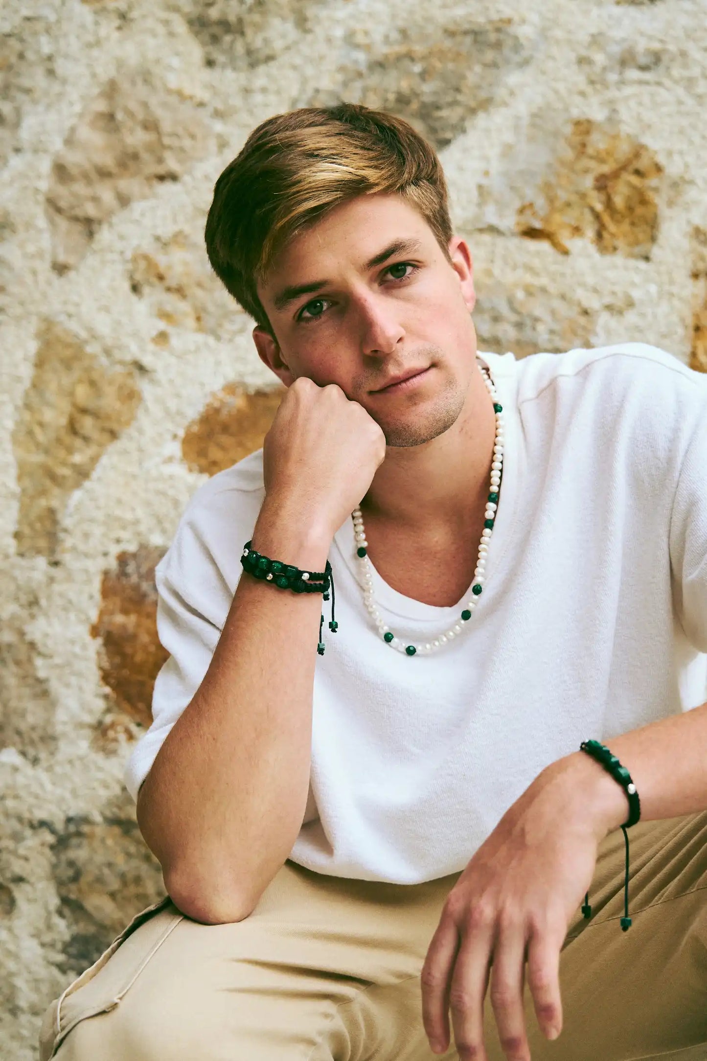 Brazalete con 4 esmeraldas cuadras naturales encapsuladas y 2 esferas de plata 950