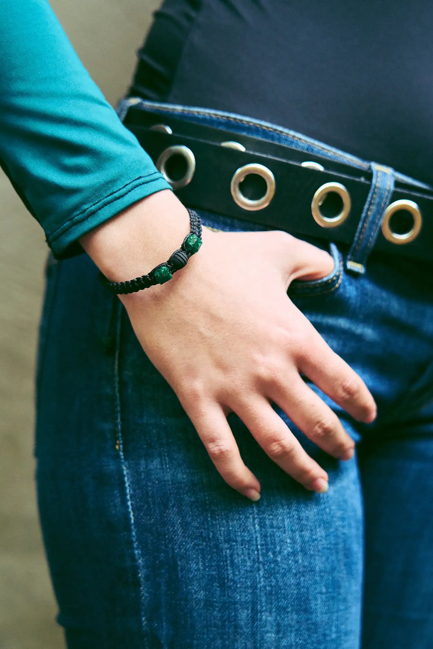 Para Ellas: Brazalete con 2 esmeraldas cuadradas naturales encapsuladas y 1 esfera de neopreno