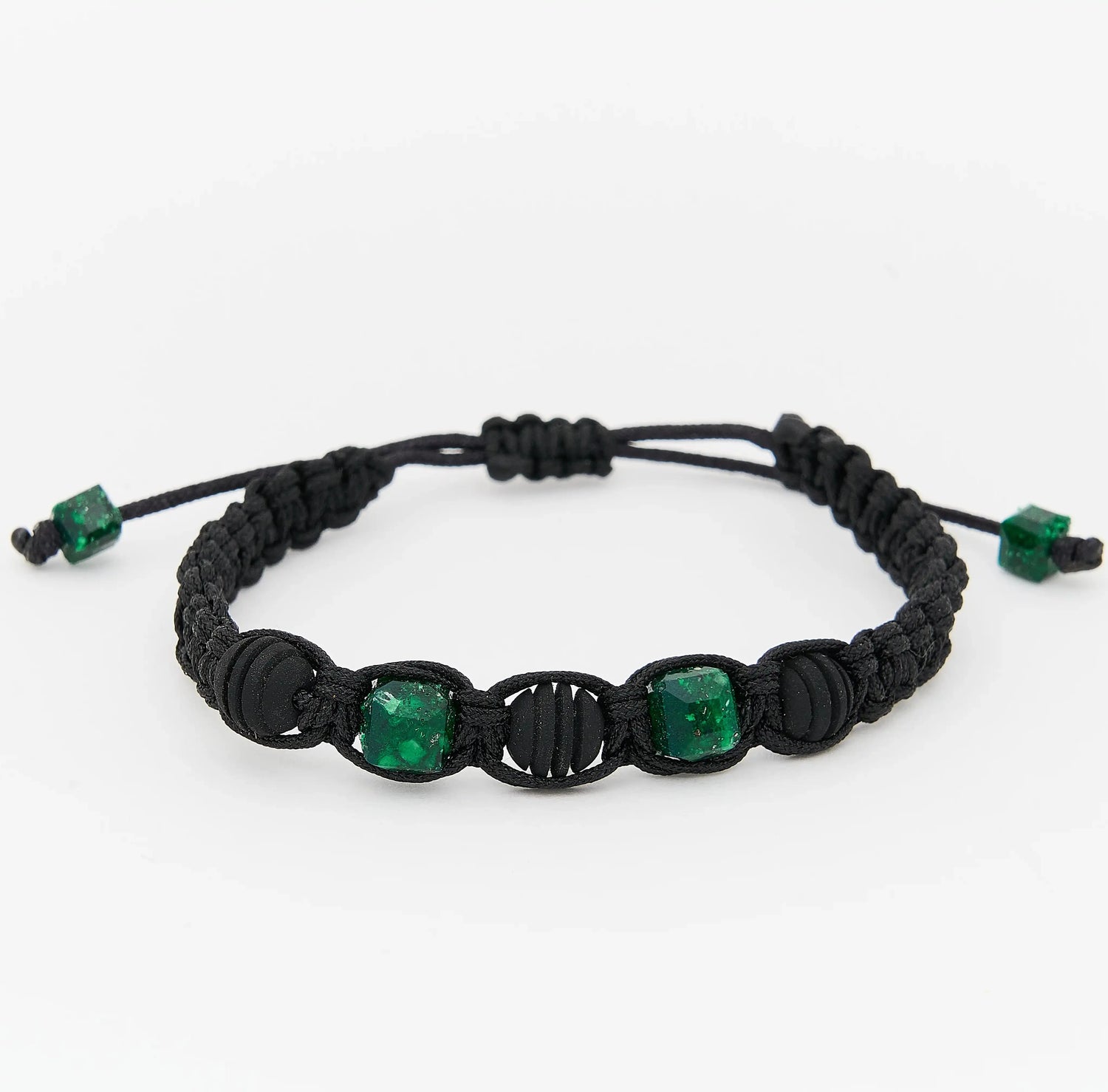Primer plano de pulsera de esmeraldas naturales encapsuladas y esferas de neopreno, diseño exclusivo de Origen and Co.