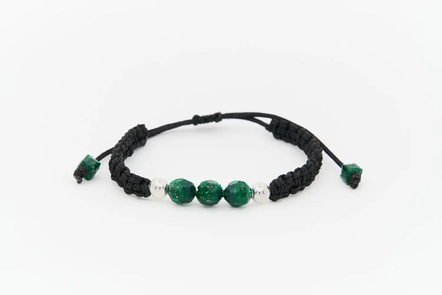 Pulsera con tres esmeraldas redondas encapsuladas y dos esferas de plata 950, joyería exclusiva de Origen and Co. para hombres y mujeres