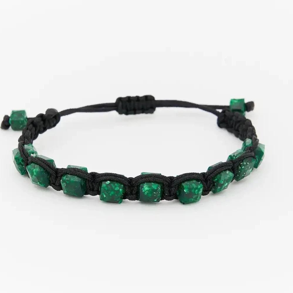 Pulsera con nueve esmeraldas cuadradas naturales encapsuladas, destacando el vibrante verde de las esmeraldas colombianas, joyería única