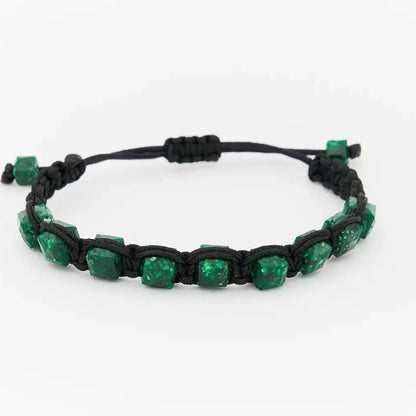 Pulsera con nueve esmeraldas cuadradas naturales encapsuladas, destacando el vibrante verde de las esmeraldas colombianas, joyería única