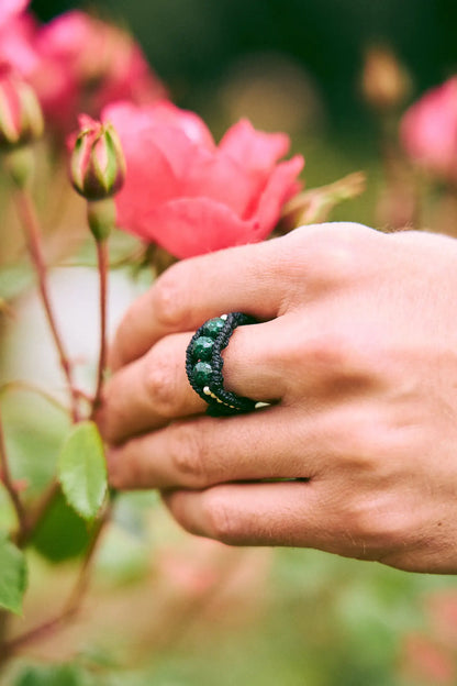 Anillos con 3 esmeraldas encapsuladas redondas