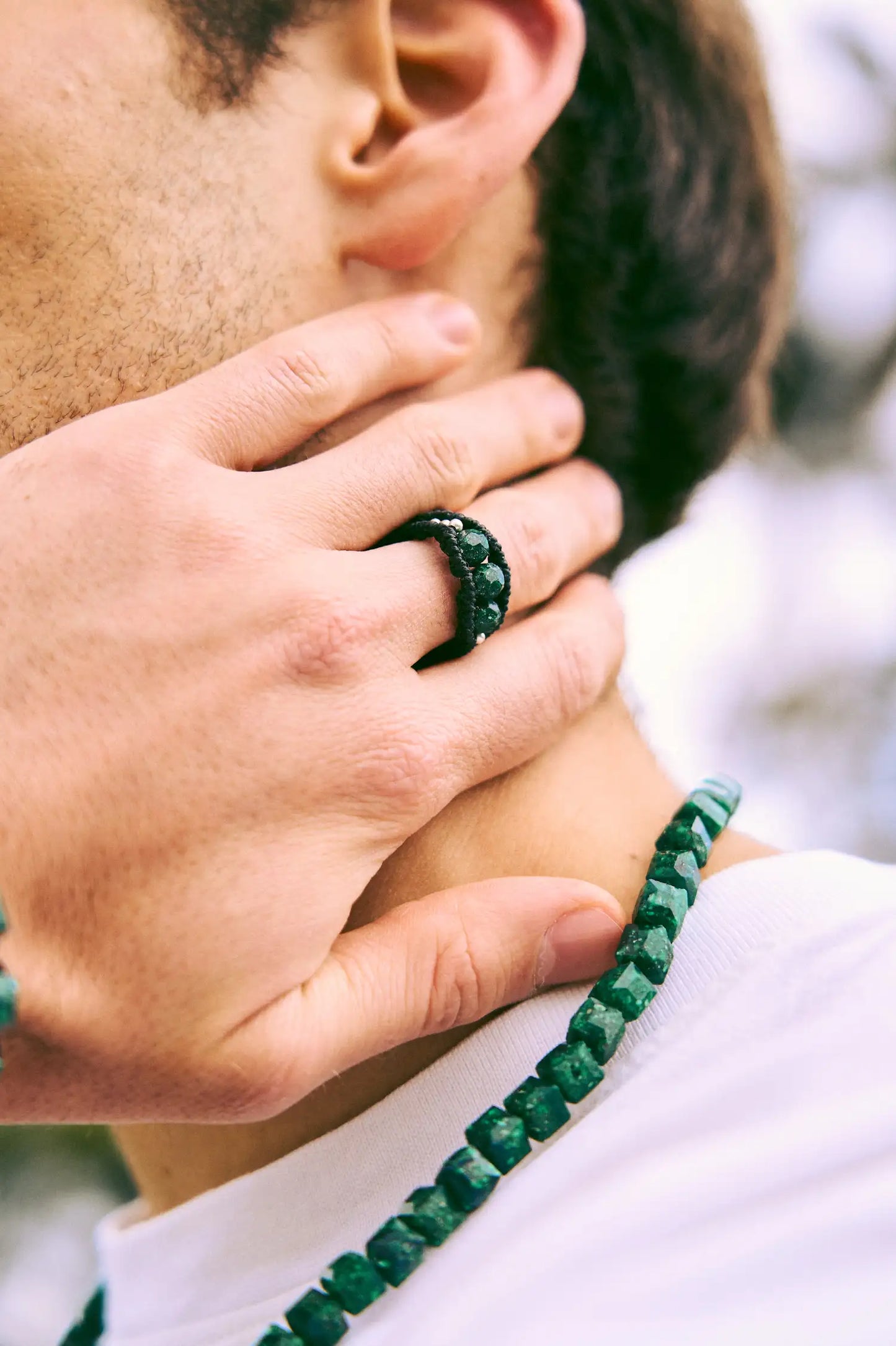 Anillos con 3 esmeraldas encapsuladas redondas