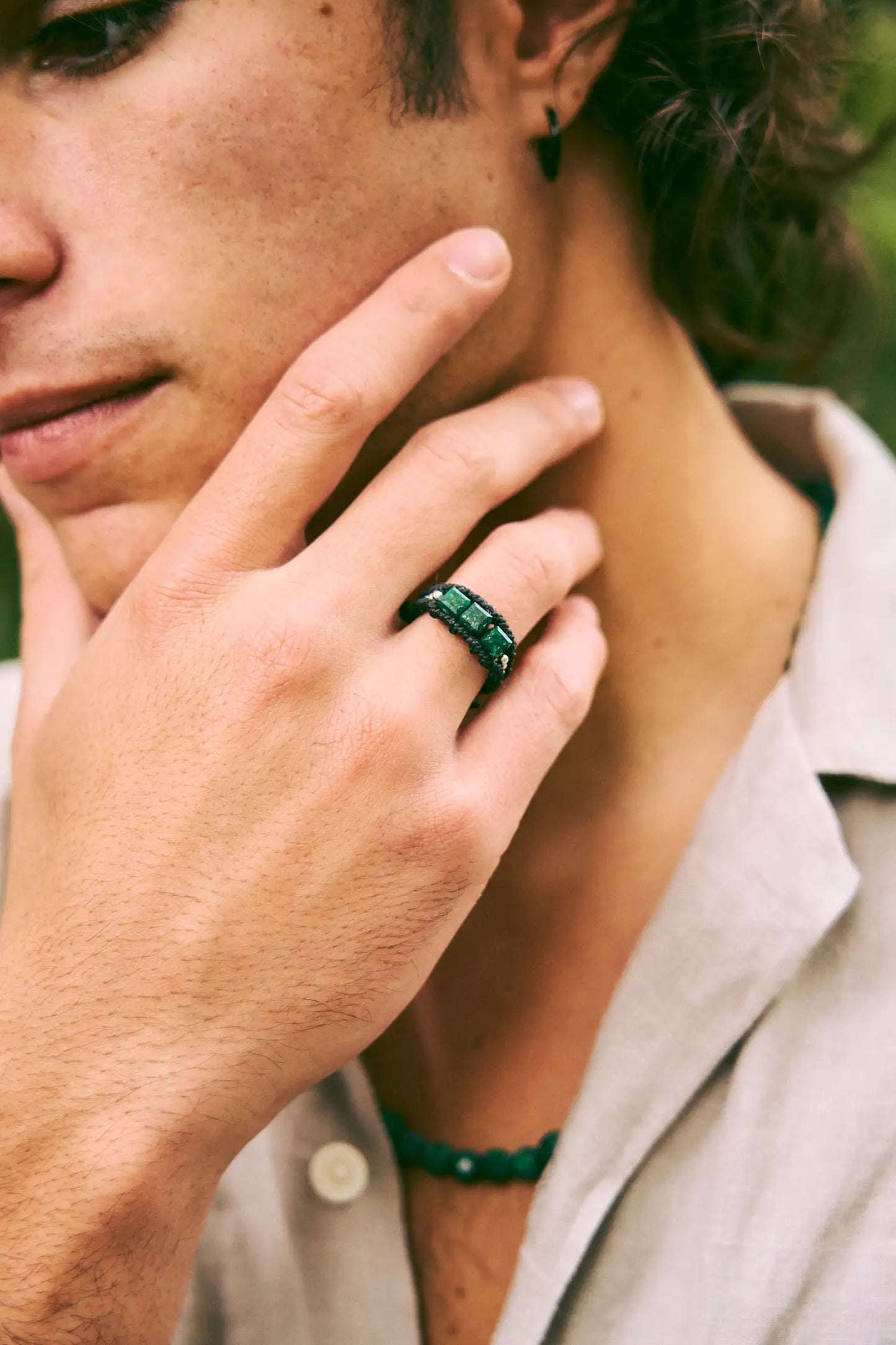 Anillos con 3 esmeraldas encapsuladas cuadradas