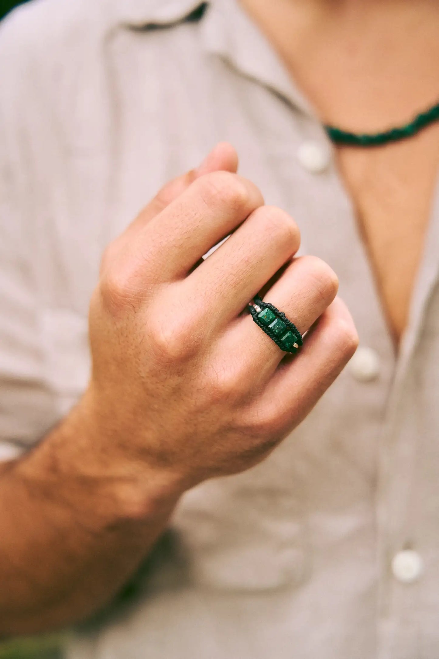 Anillos con 3 esmeraldas encapsuladas cuadradas