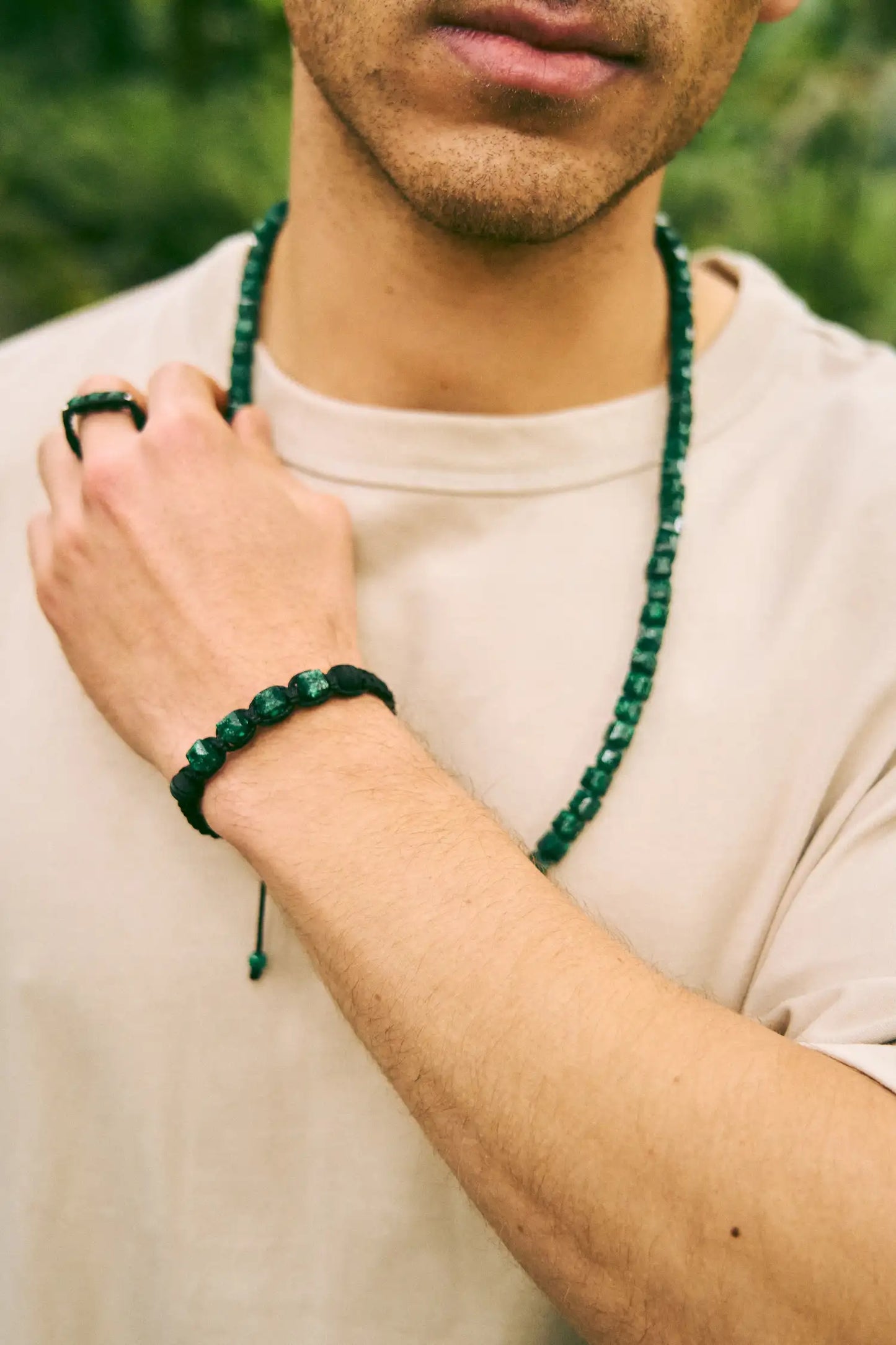 Brazalete con 4 esmeraldas cuadras naturales encapsuladas y 2 esferas de neopreno