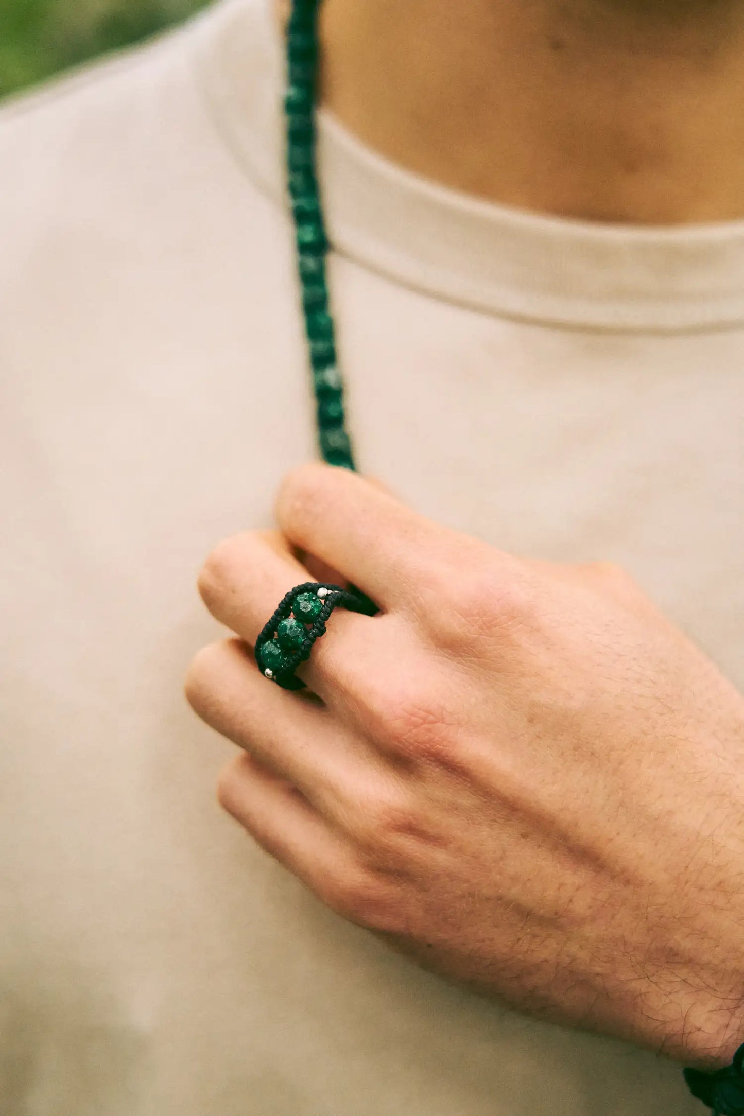 Anillos con 3 esmeraldas encapsuladas redondas