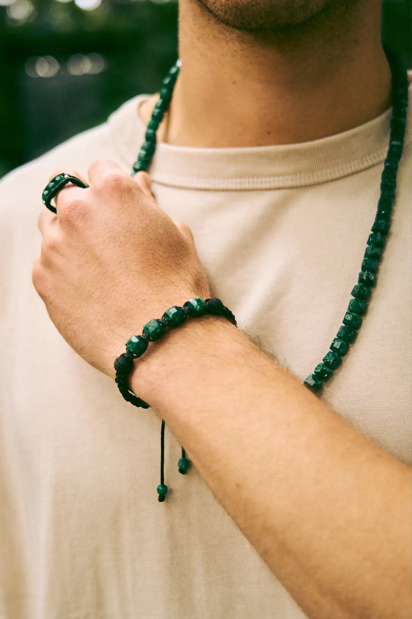 Brazalete con 4 esmeraldas cuadras naturales encapsuladas y 2 esferas de neopreno
