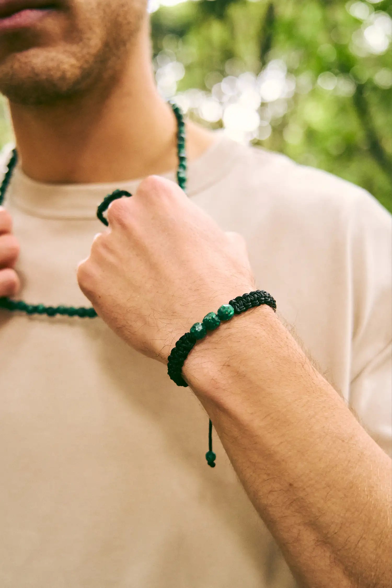 Cora: Brazalete con 3 esmeraldas naturales encapsuladas