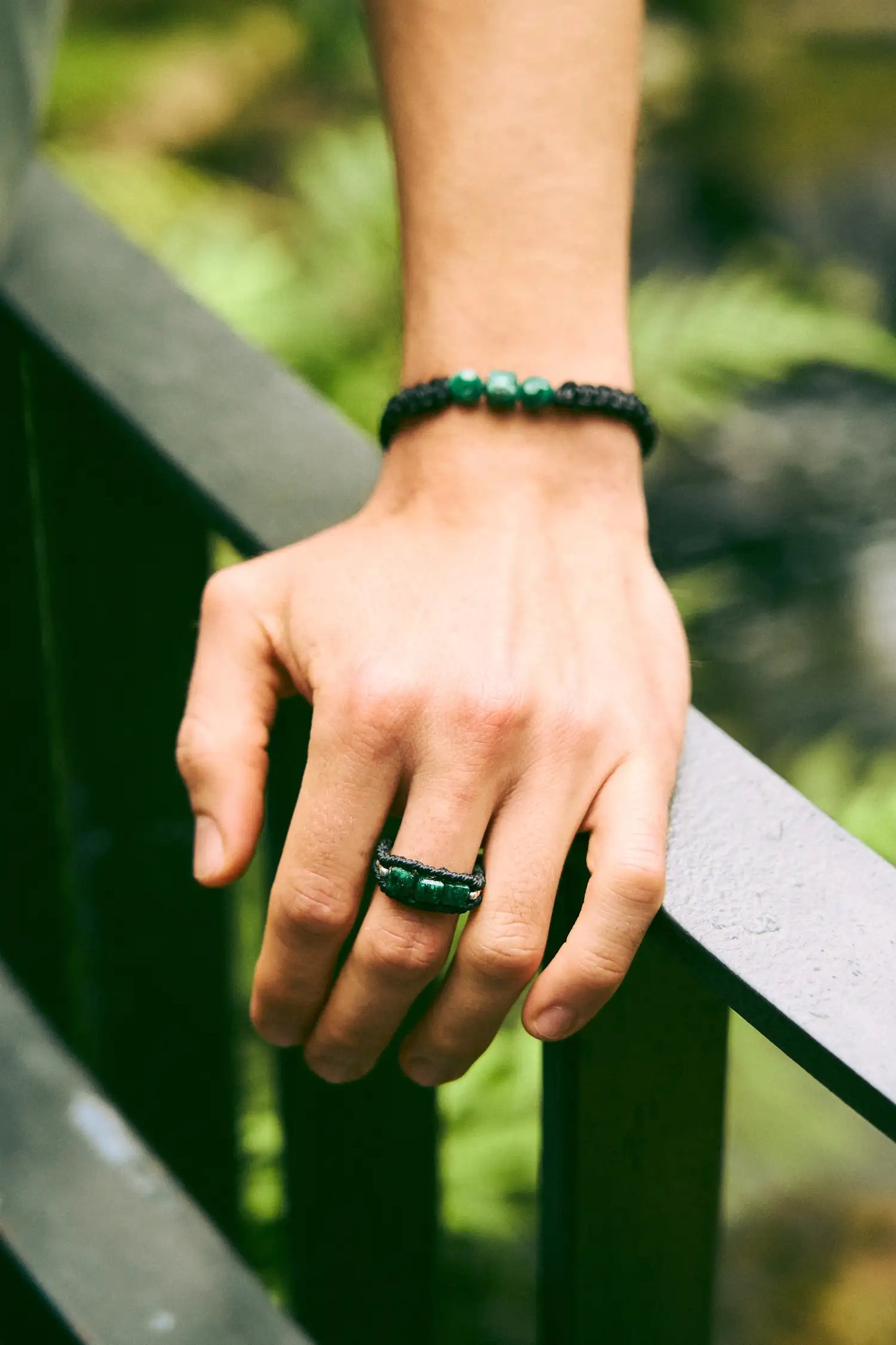 Anillos con 3 esmeraldas encapsuladas cuadradas