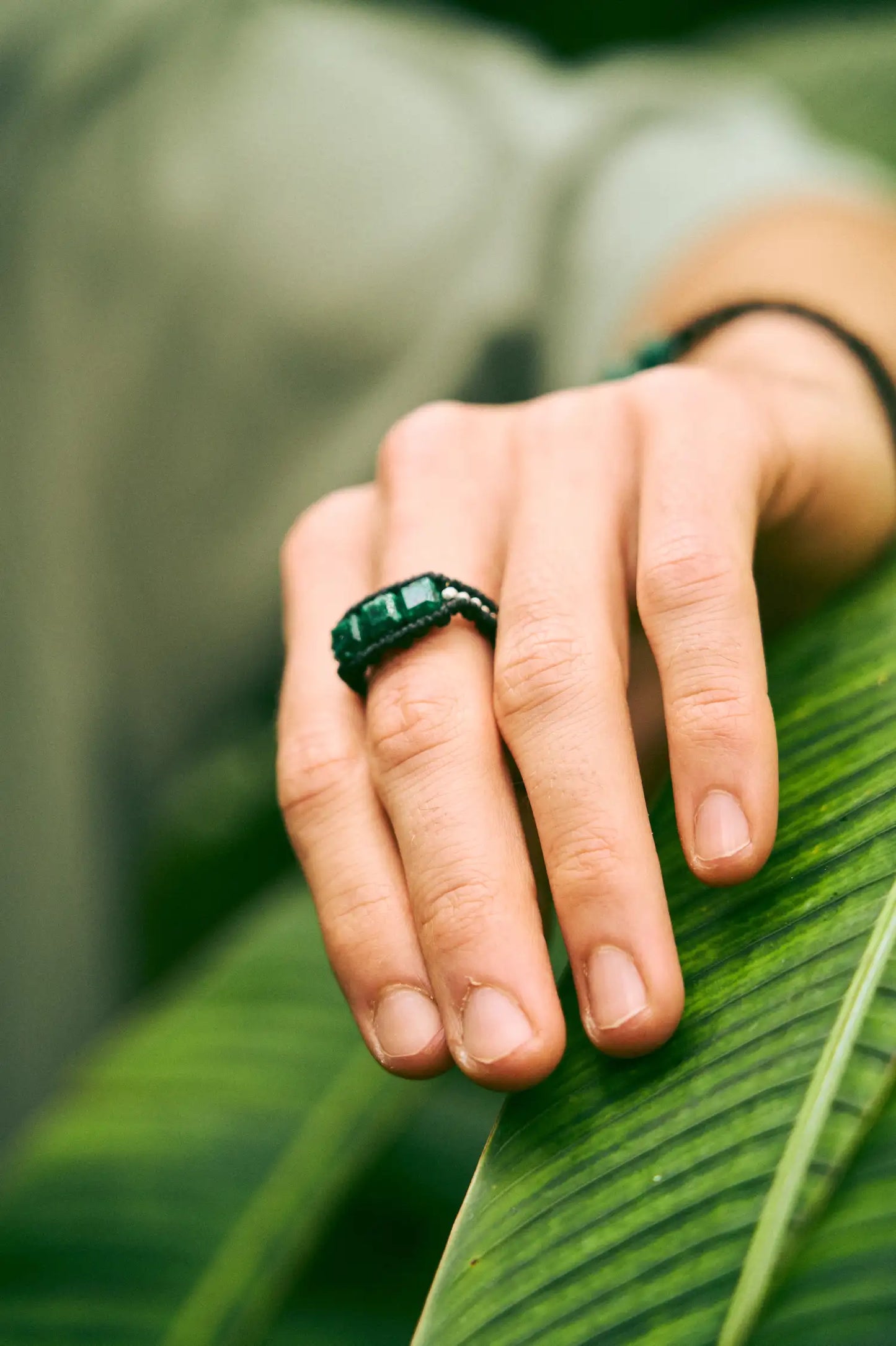 Anillos con 3 esmeraldas encapsuladas cuadradas