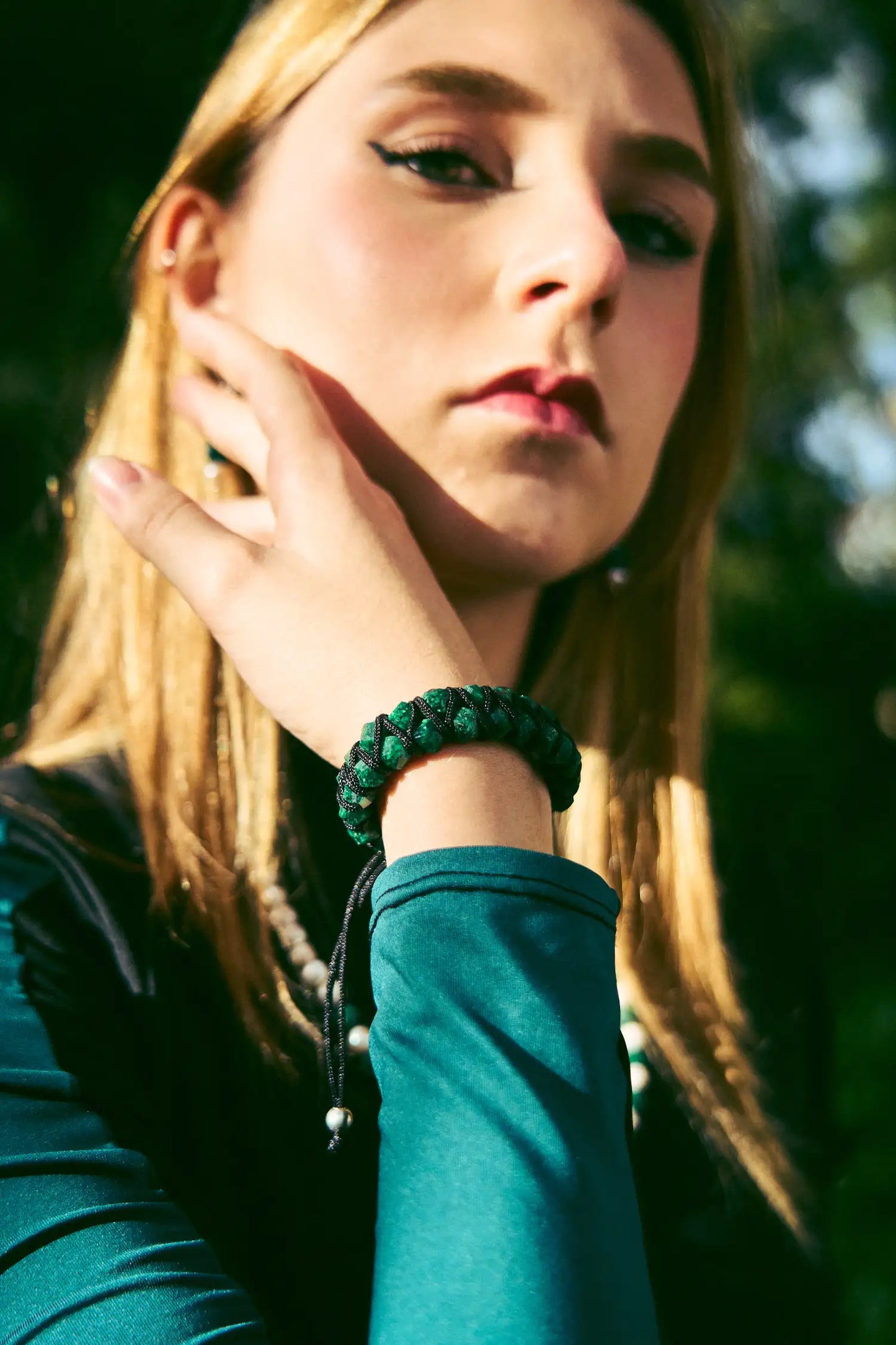 Para Ellas: brazalete con 32 esmeraldas cuadras naturales encapsuladas