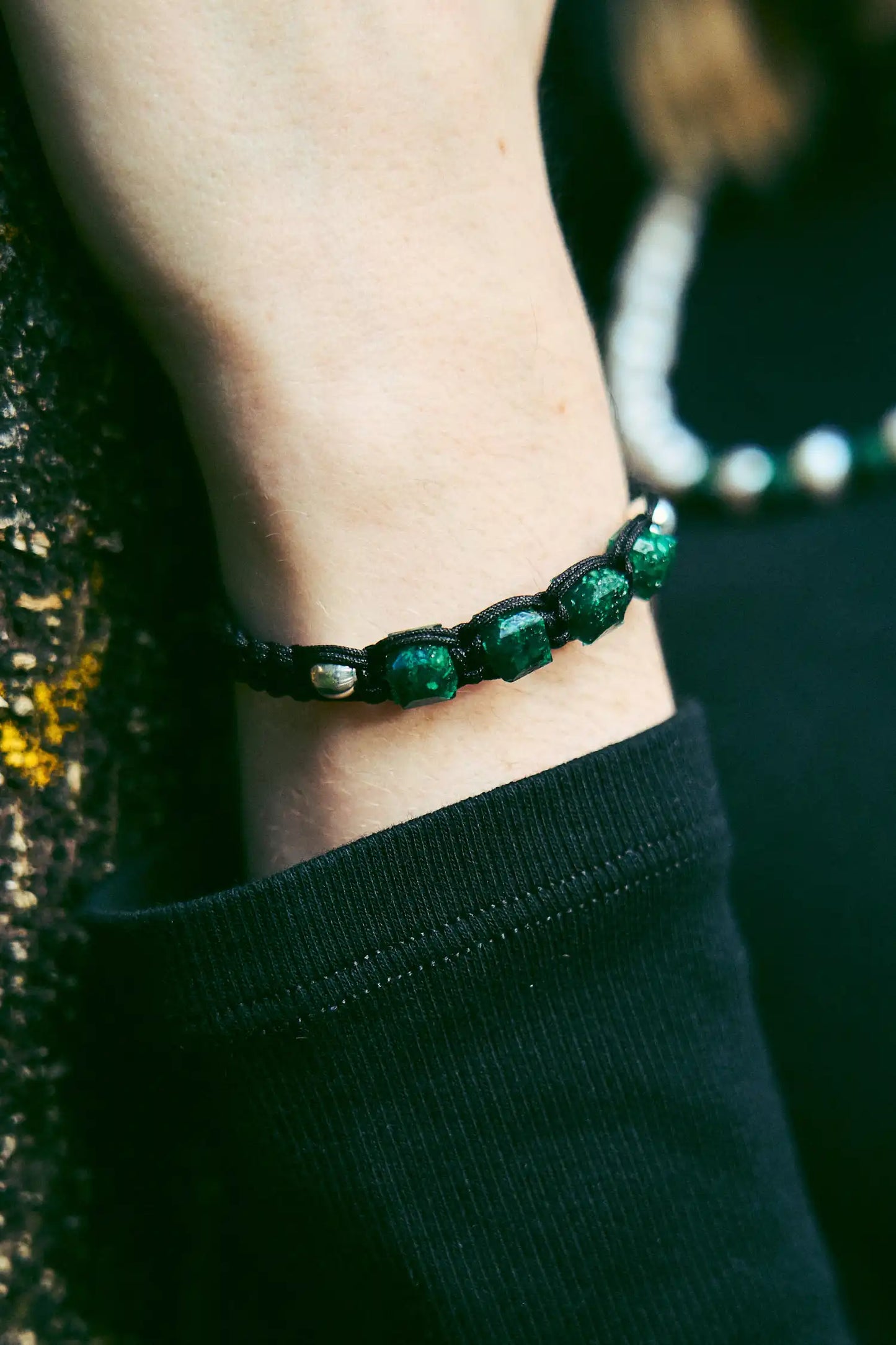 Para Ellas: Brazalete con 4 esmeraldas naturales encapsuladas y 2 esferas de plata 950