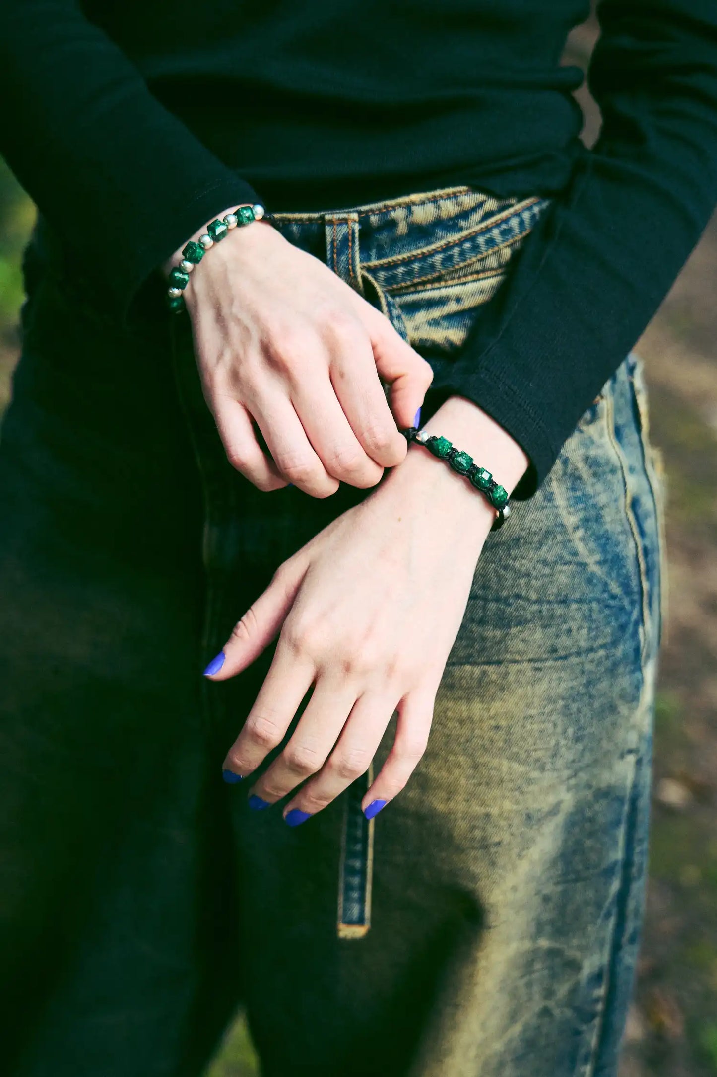 Para Ellas: Brazalete con 4 esmeraldas naturales encapsuladas y 2 esferas de plata 950