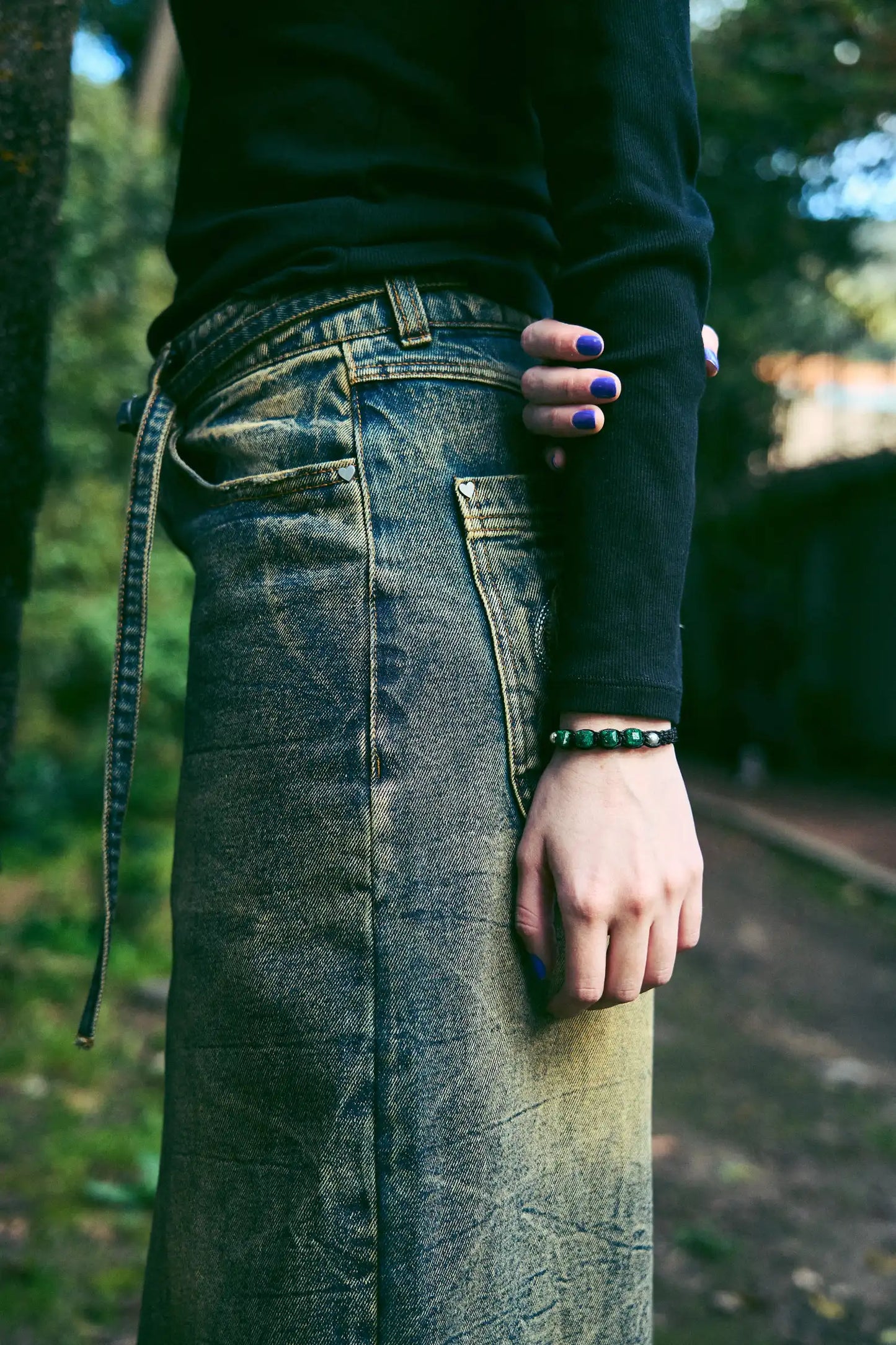 Para Ellas: Brazalete con 4 esmeraldas naturales encapsuladas y 2 esferas de plata 950