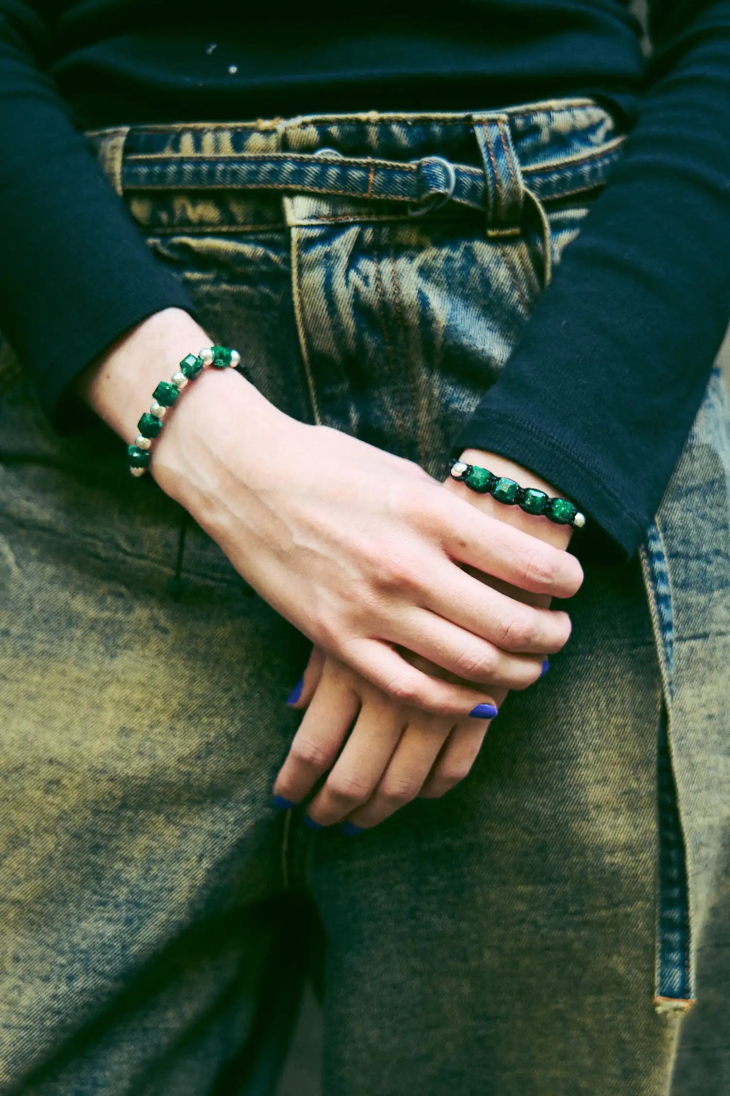 Para Ellas: Brazalete con 4 esmeraldas naturales encapsuladas y 2 esferas de plata 950