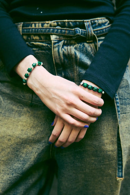 Para Ellas: Brazalete con 4 esmeraldas naturales encapsuladas y 2 esferas de plata 950