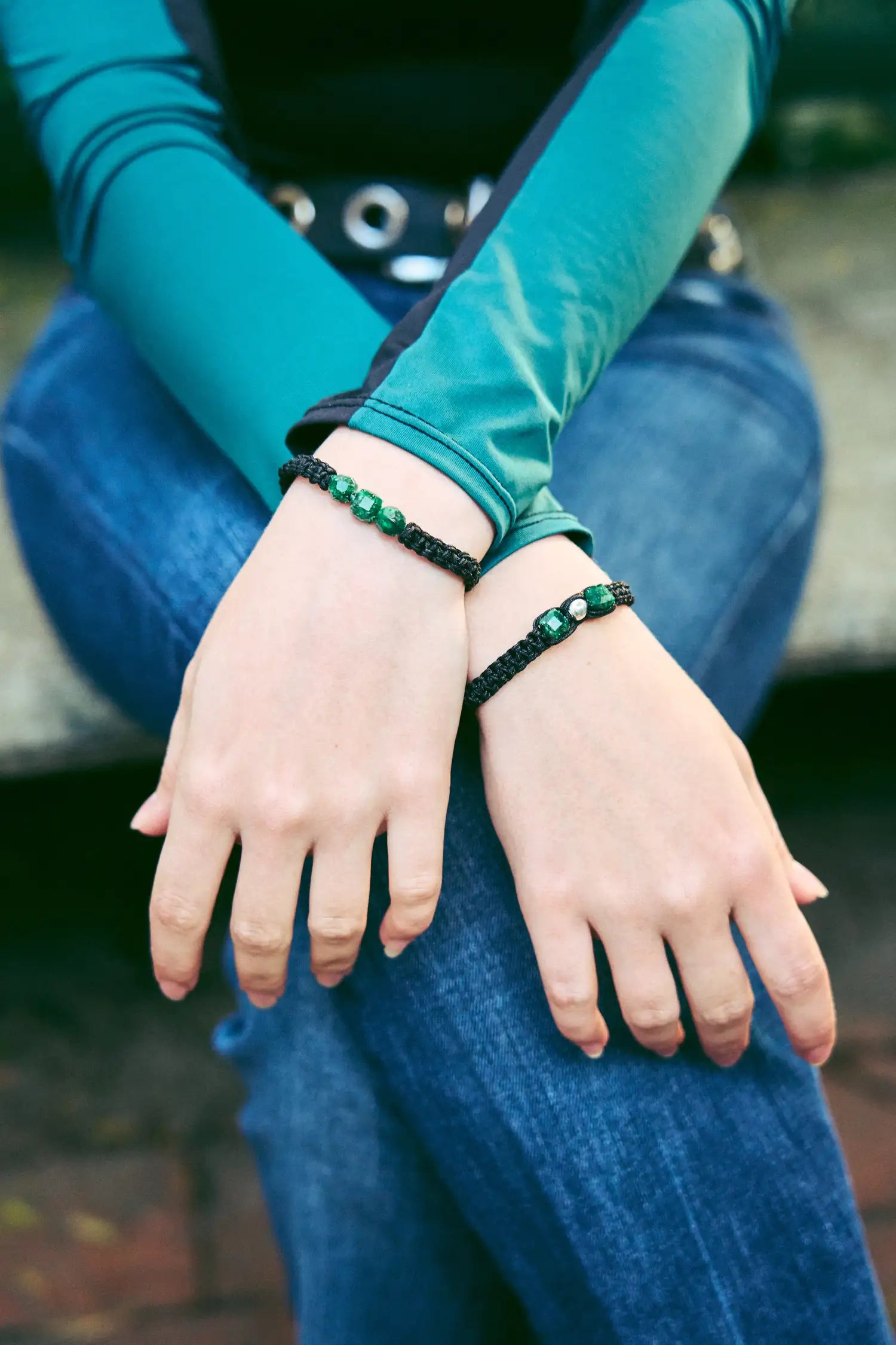 Cora: Brazalete con 3 esmeraldas naturales encapsuladas