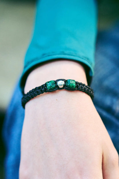 Para Ellas: Brazalete con 2 esmeraldas cuadras naturales encapsuladas y 1 esfera de plata 950