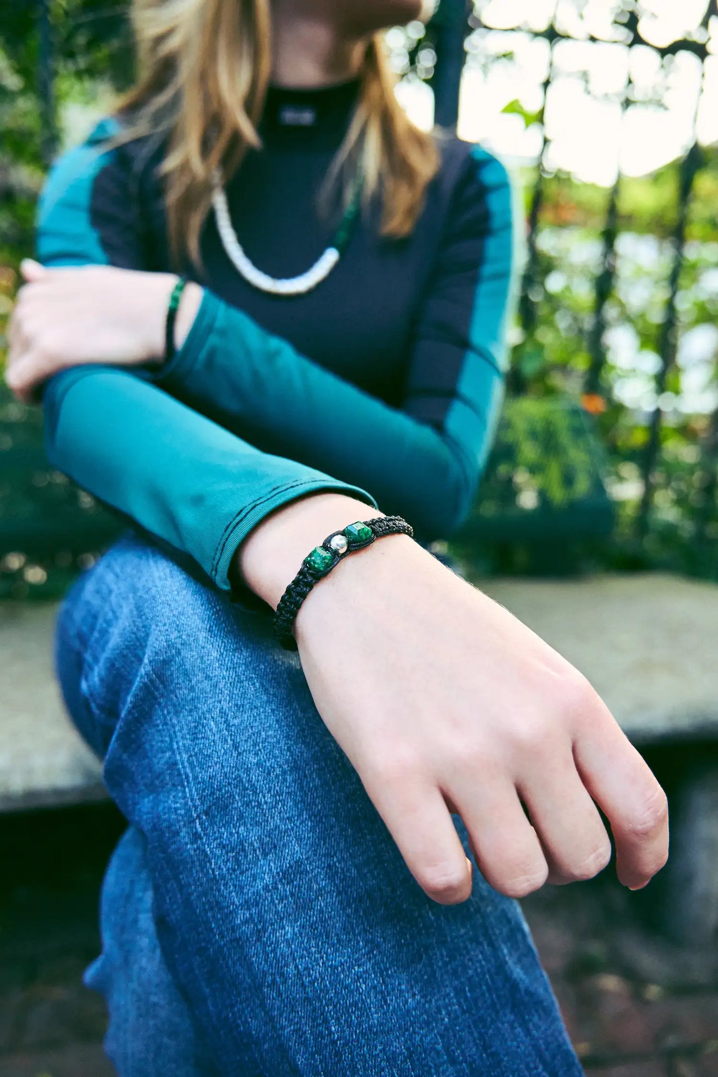 Para Ellas: Brazalete con 2 esmeraldas cuadras naturales encapsuladas y 1 esfera de plata 950