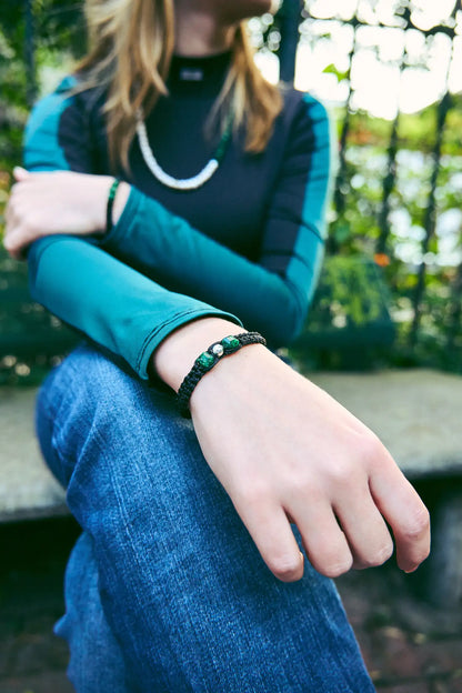 Para Ellas: Brazalete con 2 esmeraldas cuadras naturales encapsuladas y 1 esfera de plata 950
