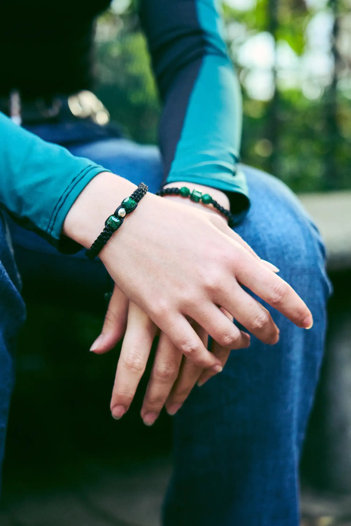 Para Ellas: Brazalete con 2 esmeraldas cuadras naturales encapsuladas y 1 esfera de plata 950