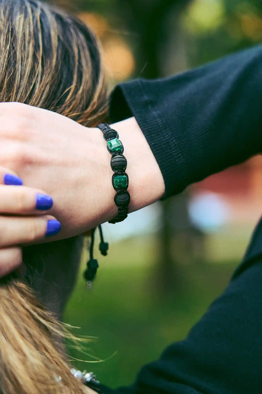 Para Ellas: Brazalete con 2 esmeraldas cuadradas naturales encapsuladas y 3 esferas neopreno