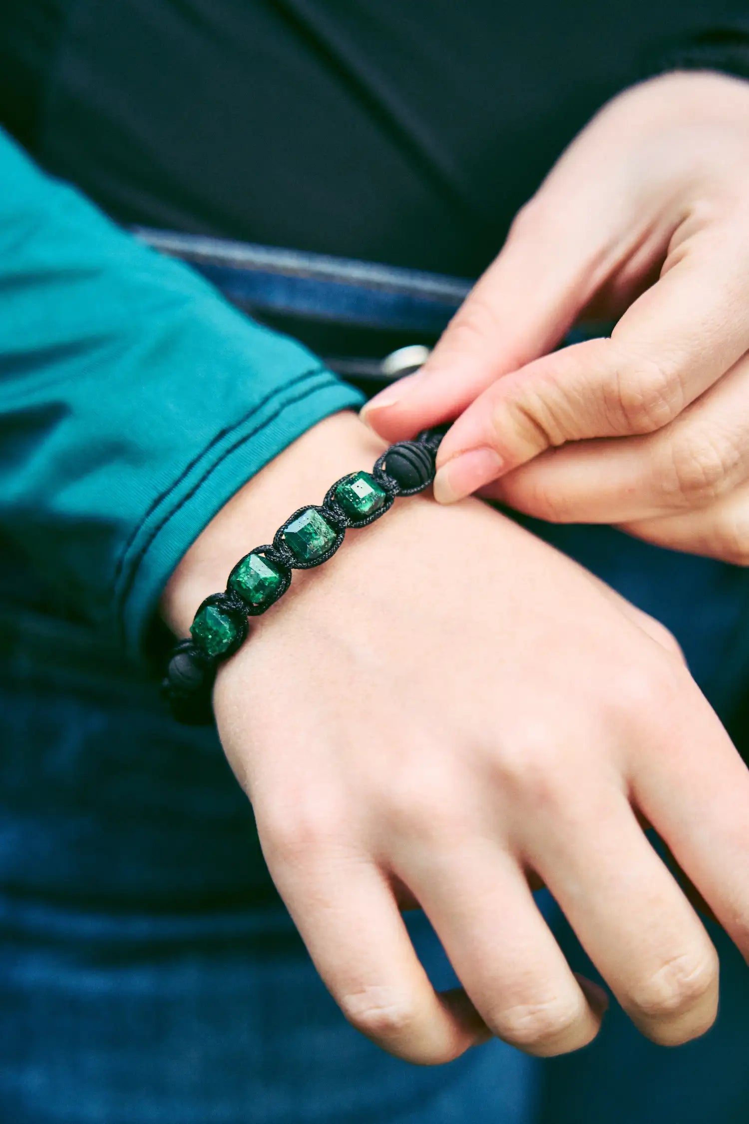 Nerea: Brazalete con 4 esmeraldas naturales encapsuladas