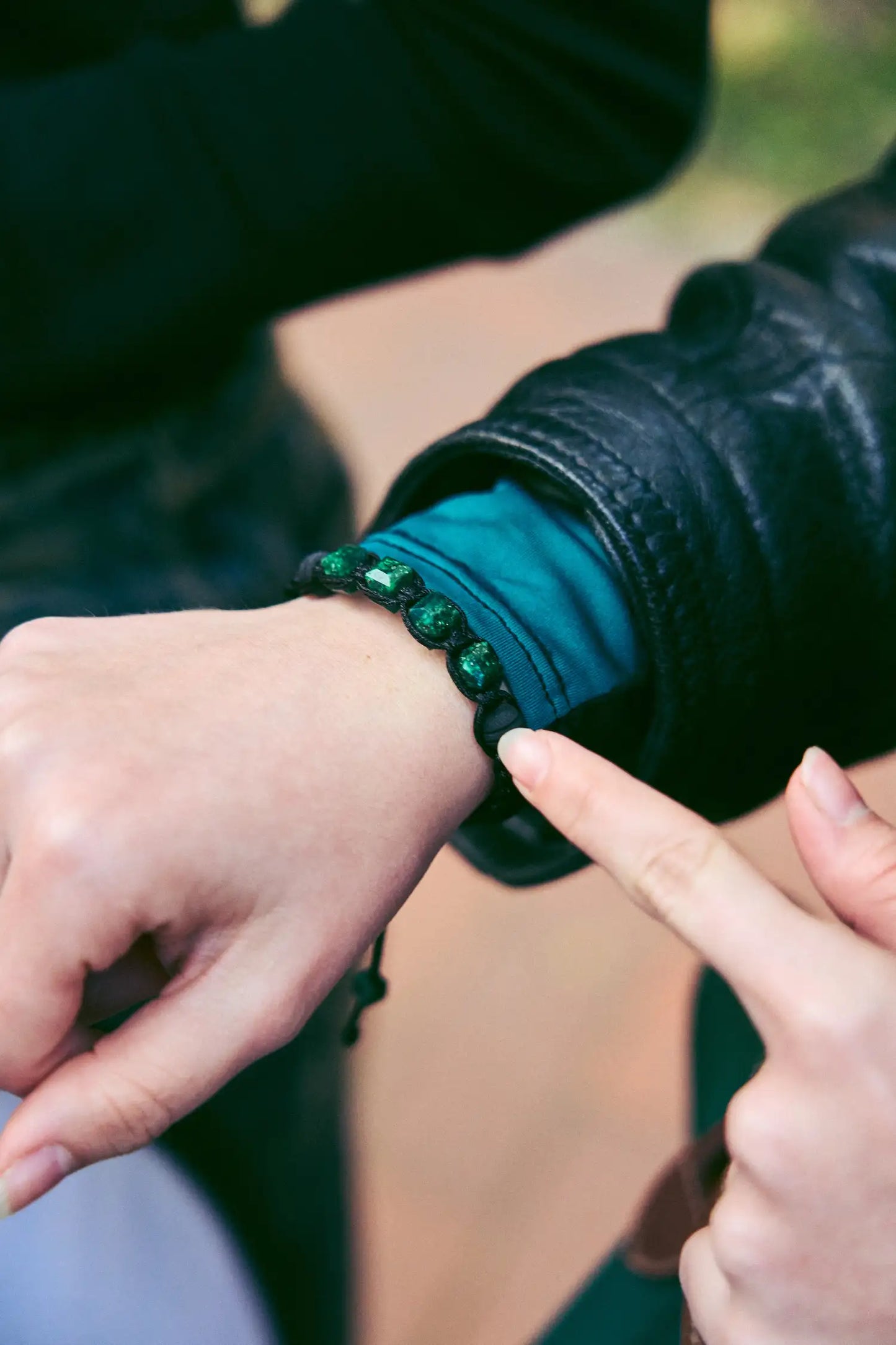 Para Ella: Brazalete con 4 esmeraldas cuadras naturales encapsuladas y 2 esferas neopreno