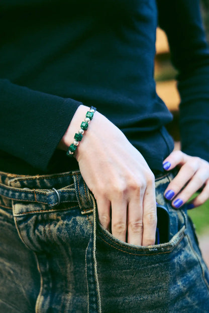 Ellas: Brazalete con 5 esmeraldas naturales cuadras encapsuladas y 6 esferas de plata 950