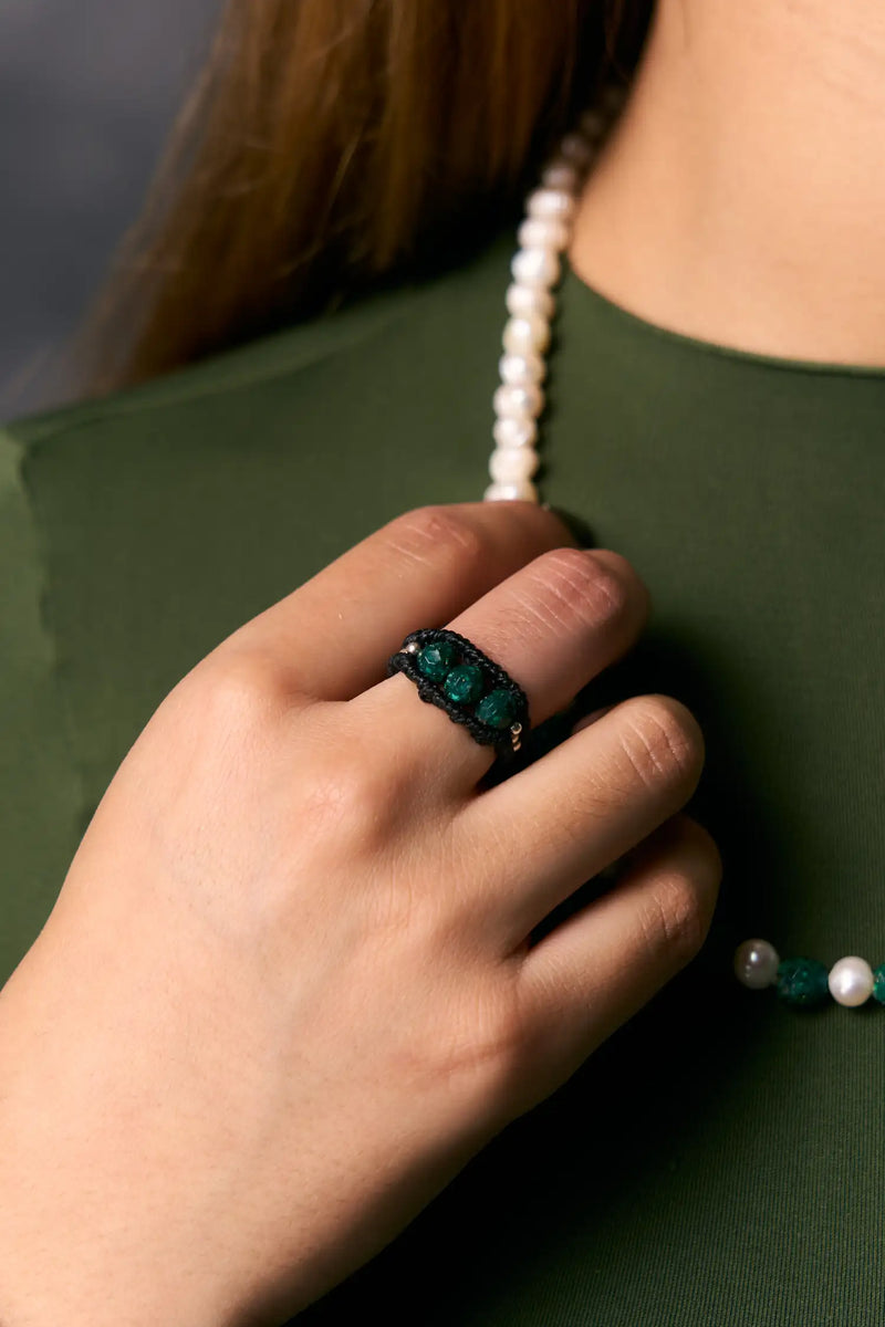 Bee: Para ellas, anillos con 3 esmeraldas encapsuladas redondas