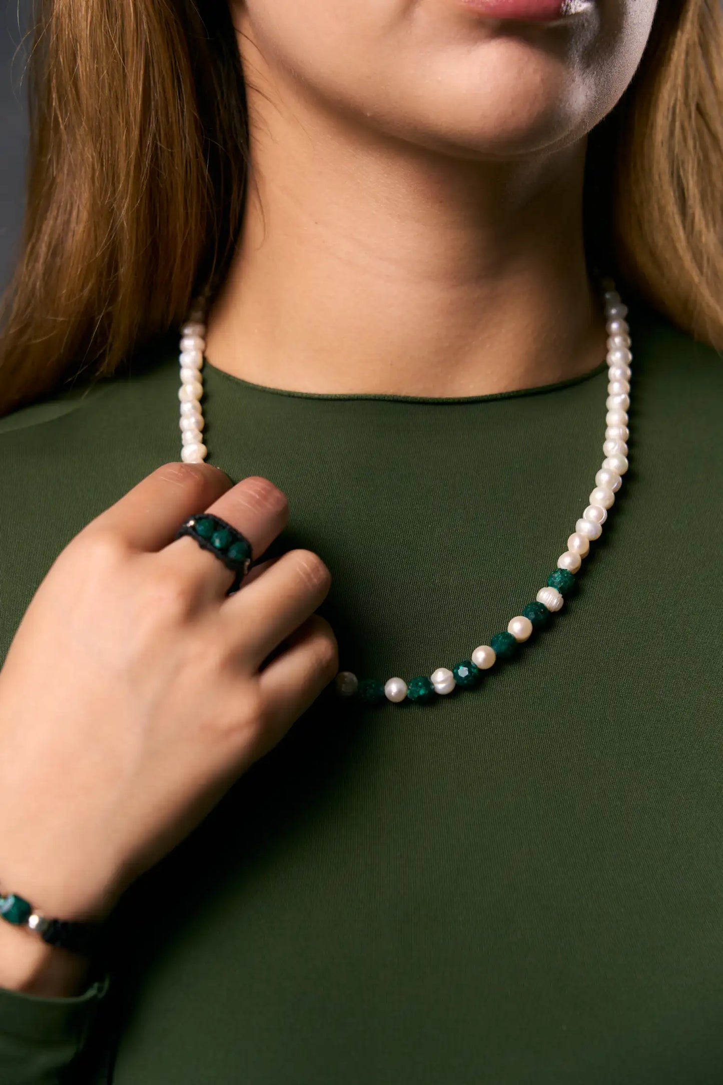 Para ellas: Collar con esmeraldas naturales encapsuladas y perlas naturales