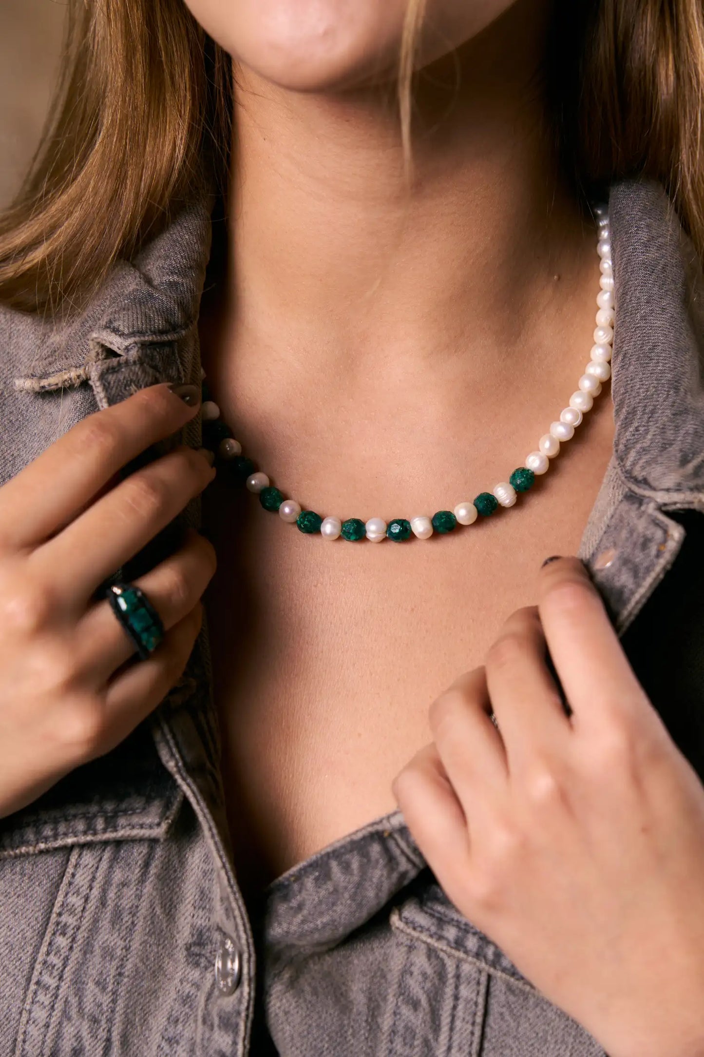 Para ellas: Collar con esmeraldas naturales encapsuladas y perlas naturales