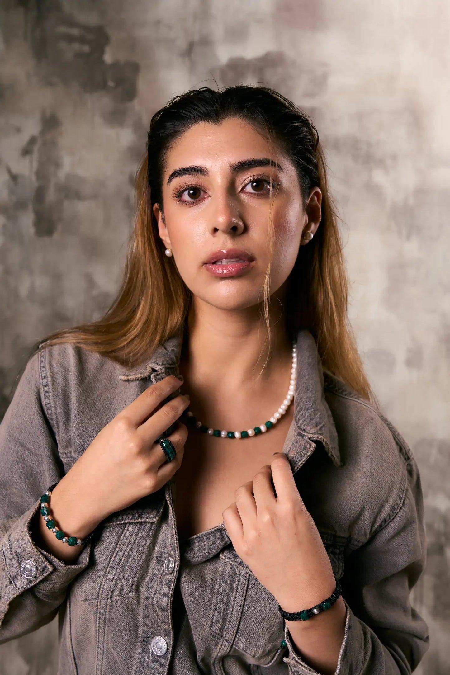 Para ellas: Collar con esmeraldas naturales encapsuladas y perlas naturales