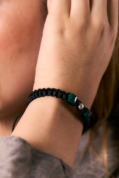 Para Ellas: Brazalete con 2 esmeraldas cuadras naturales encapsuladas y 1 esfera de plata 950
