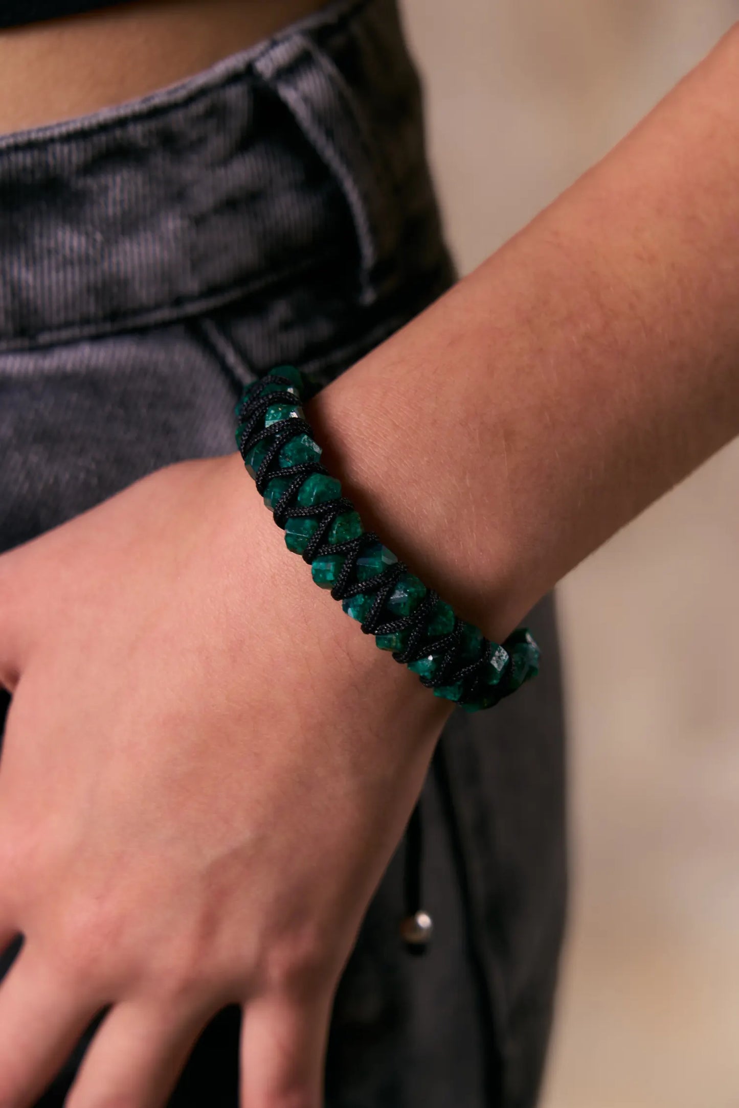 Para Ellas: brazalete con 32 esmeraldas cuadras naturales encapsuladas