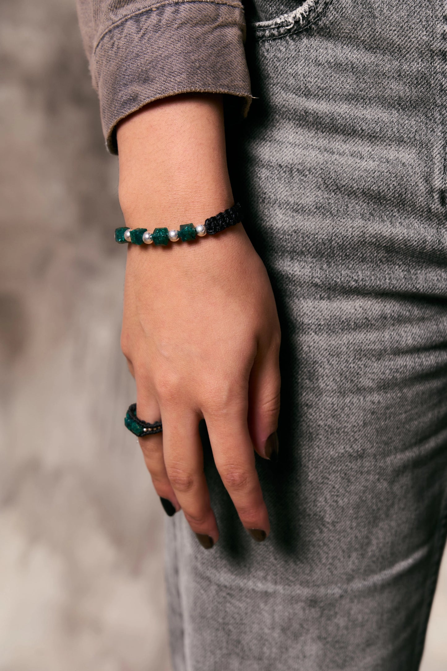 Ellas: Brazalete con 5 esmeraldas naturales cuadras encapsuladas y 6 esferas de plata 950