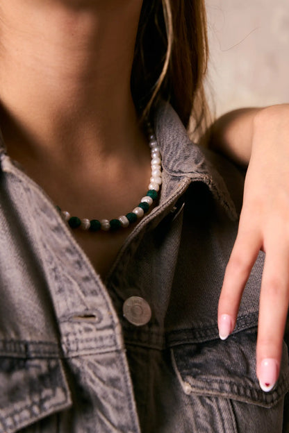 Para ellas: Collar con esmeraldas naturales encapsuladas y perlas naturales