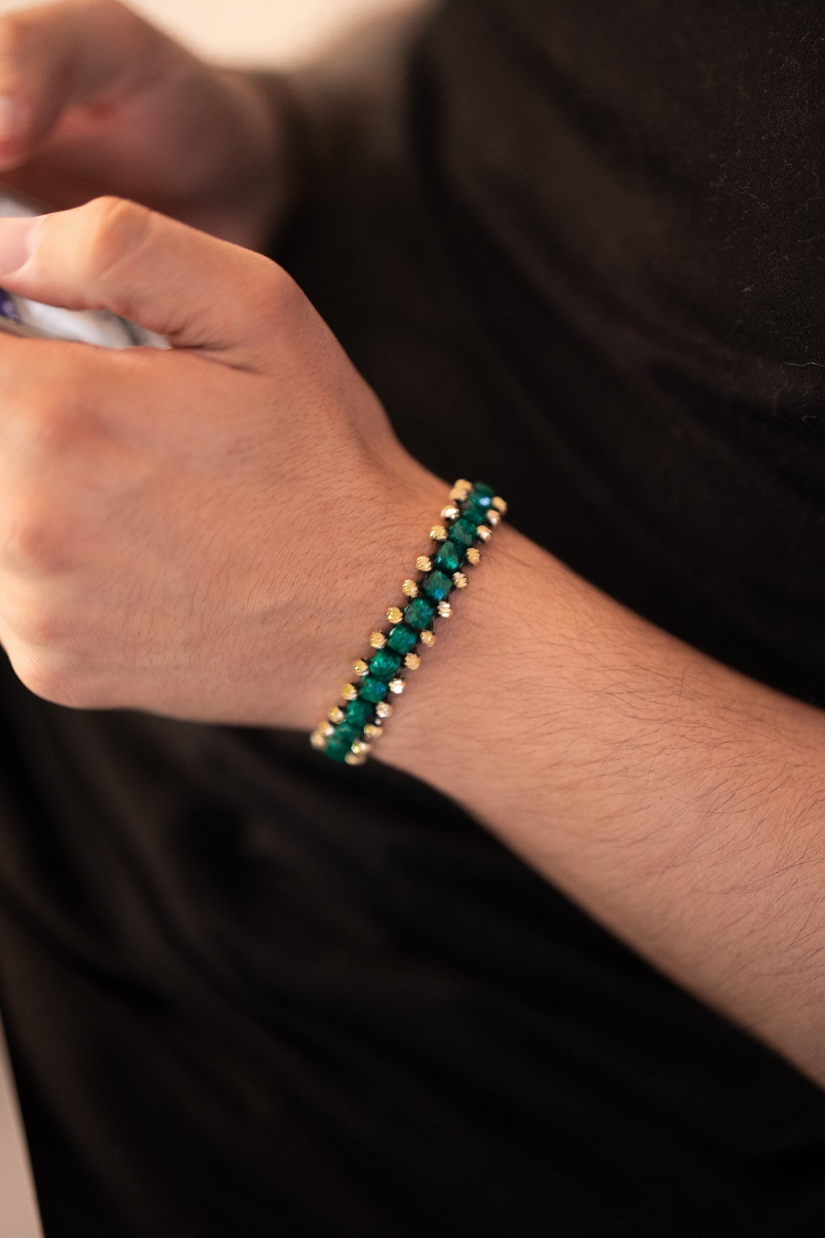 Brazalete Corona - 17 Esmeraldas Naturales Encapsuladas y 32 Esferas de Oro Laminado 18k